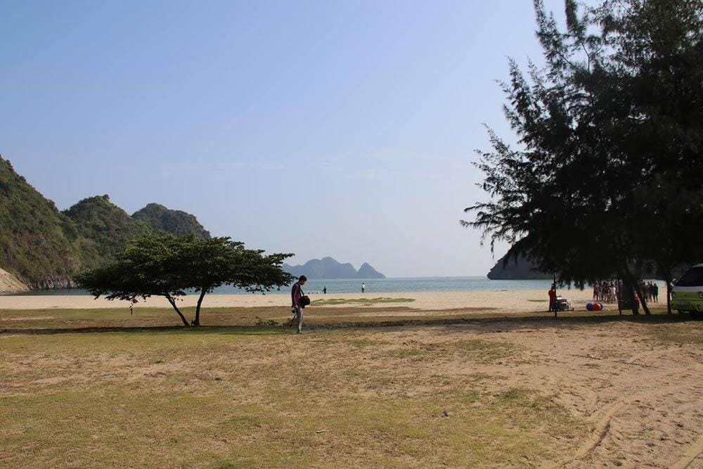 Bãi tắm Tùng Thu thu hút du khách nhờ vẻ đẹp hoang sơ